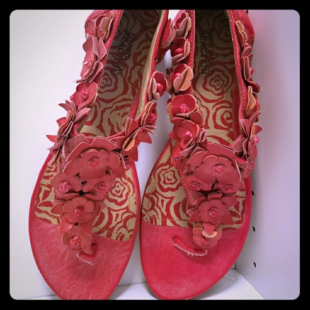 Reaction Kenneth Cole Flower sandals